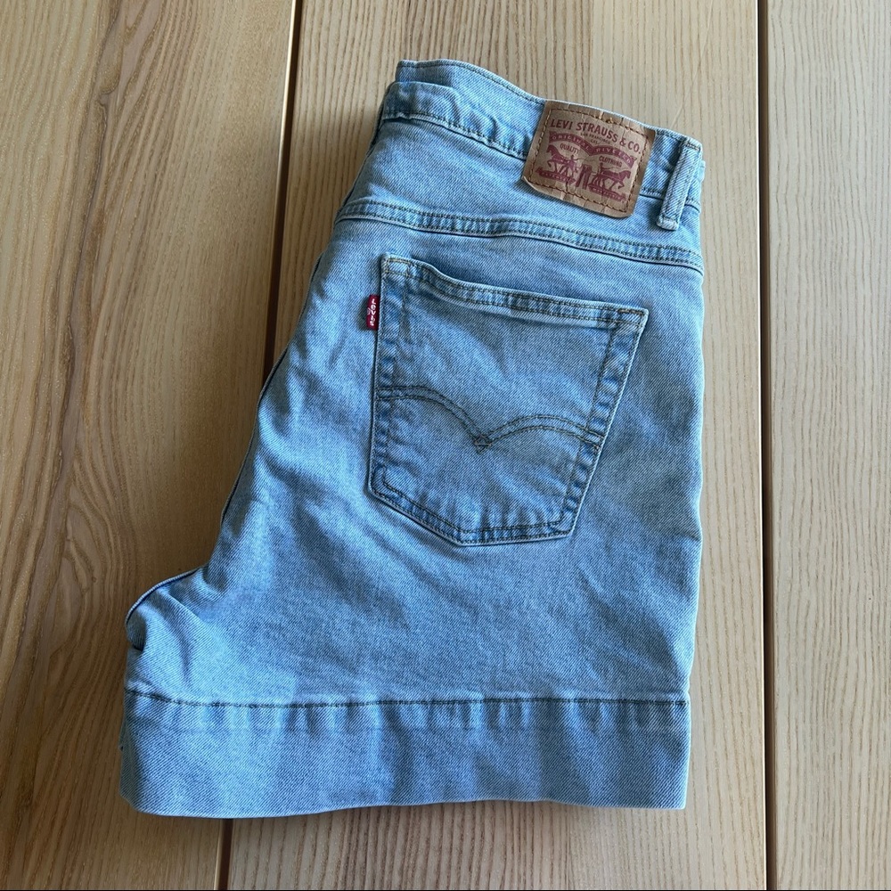Levi’s denim shorts - size 31